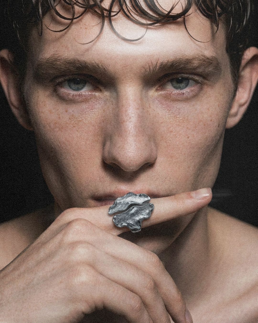 Fuzé: retrato editorial de un modelo con anillo de plata escultórico